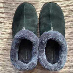Columbia fuzzy slippers